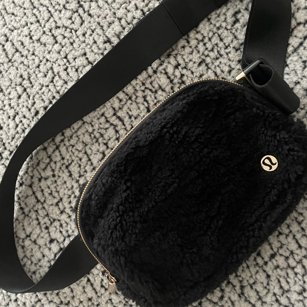 NWT lululemon Sherpa bag